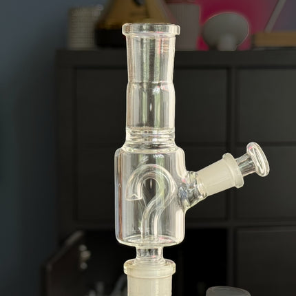 Close-up of glass screen inside The Everything Bowl, showcasing the dry herb catcher function for cleaner vaporizer sessions.