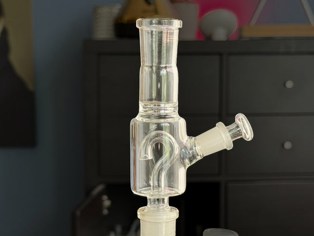 Close-up of glass screen inside The Everything Bowl, showcasing the dry herb catcher function for cleaner vaporizer sessions.