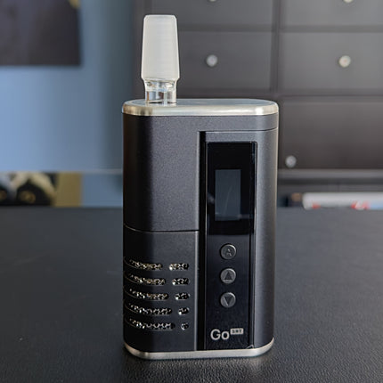 All-glass 14mm water pipe adapter attached to Arizer Go SRT device